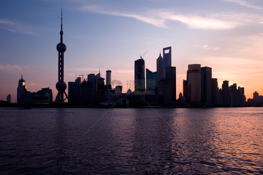 Lujiazui和Pudong与东方珍珠塔Jimmao铁塔和上海世界金融中心SWFC的天线图片