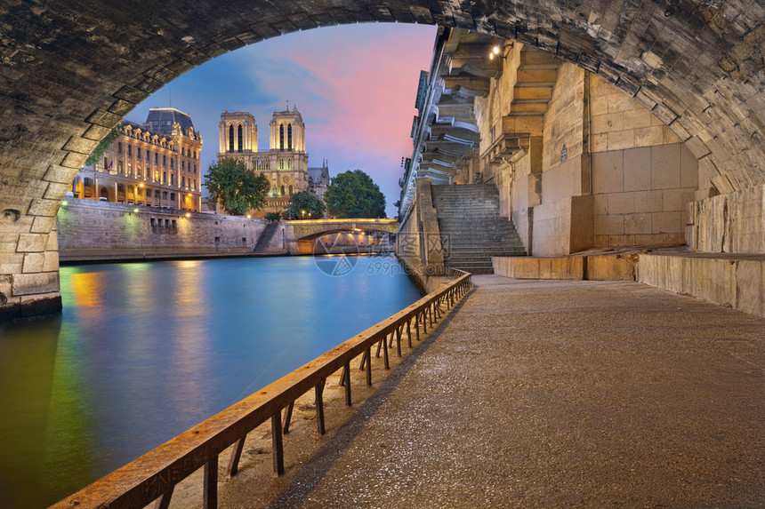 照片来自法国巴黎塞纳河的NotreDame图片