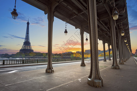 Eiffel铁塔和BirHakeim桥日出图片