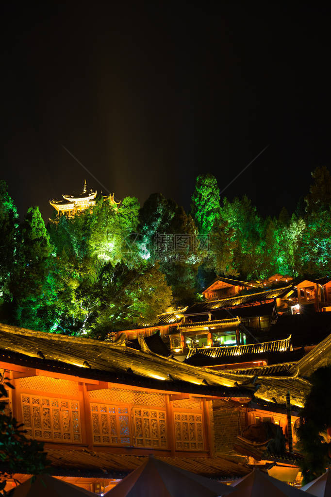 旧城楼和山顶塔夜里在云南李江的长相村照亮图片