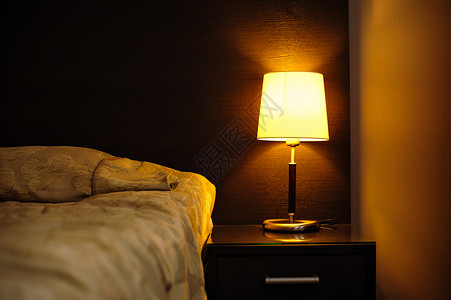 靠近床的卧室里的阅读灯图片