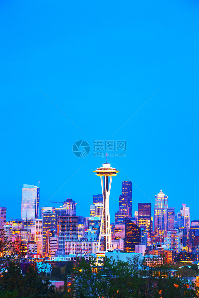 西雅图市下城晚上带着太空针在凯里图片