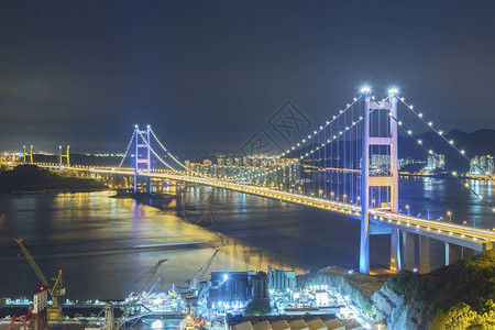 晚上在香港市的青马大桥图片
