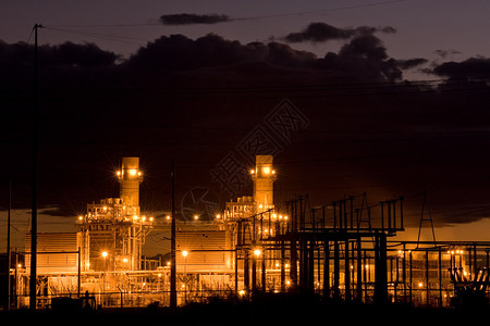 美国新墨西哥州夜间燃油厂图片
