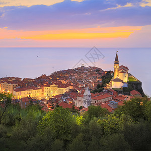 斯洛文尼亚Piran老城景色的浪漫多彩的日落图片