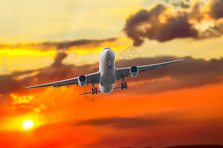 客运商务飞机在天空日落中起飞和行图片