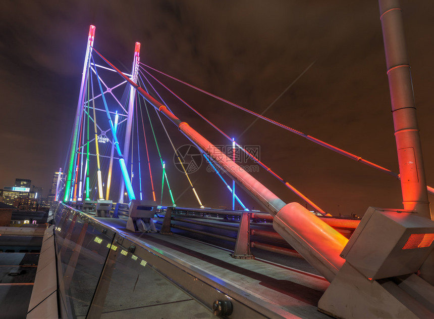纳尔逊曼德拉大桥夜景图片