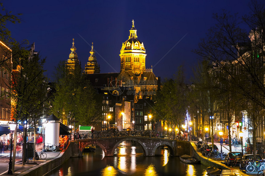 夜间在阿姆斯特丹SintNicolaasbas图片