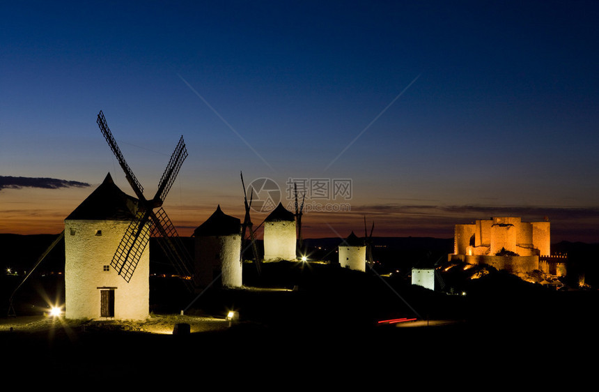 夜晚有城堡的风车西班牙康苏格拉卡斯图片