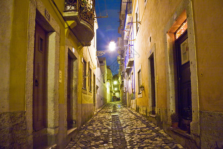 里斯本在晚间街道和里斯本具有历史意义的图片