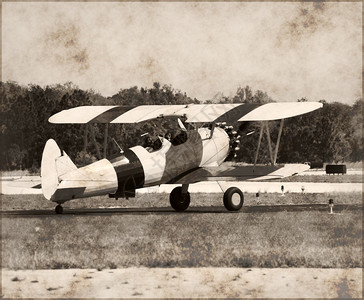 地面上的复古双翼飞机图片