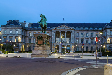 罗昂市政厅与法国拿破仑波拿巴皇帝的图片
