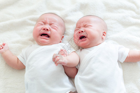 婴儿双胞胎哭图片