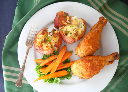 炸鸡腿配碎土豆和烤胡萝卜图片