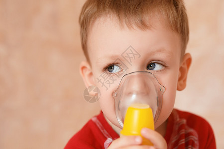 生病的孩子在家中呼吸时用吸图片