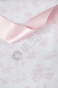 粉色蕾丝和印花织物细节图片