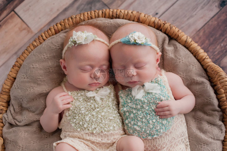 双胞胎女婴睡在铁篮子里图片