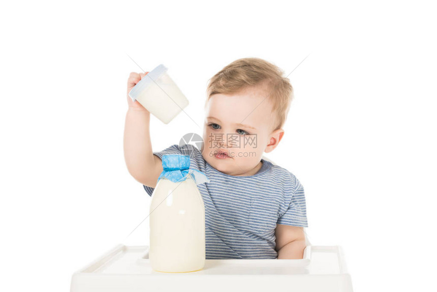 带塑料容器和奶瓶的男孩图片