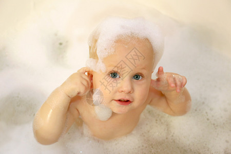 一个可爱的一岁小孩在浴缸里洗衣服全图片