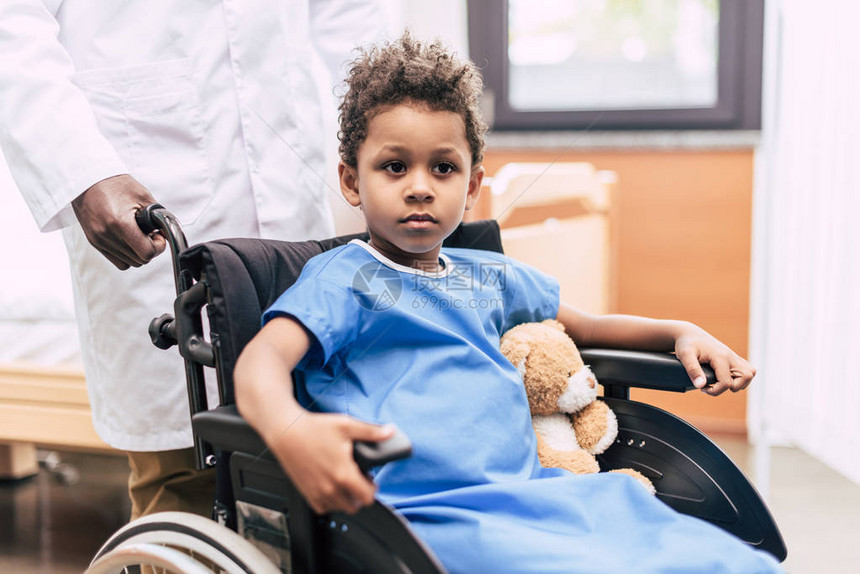 坐在轮椅上坐轮椅的非裔美国男孩在图片