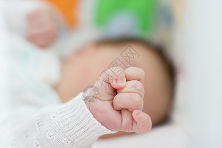 新生婴儿手的特写图片