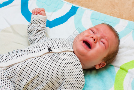 哭泣的小婴儿通过哭泣来寻求关注图片
