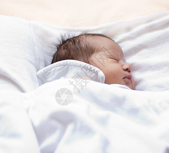 可爱的新生婴儿睡觉时的画像背景图片