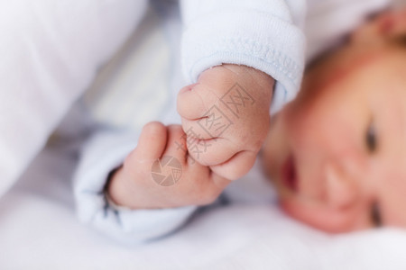 新生婴儿抚摸她的手特写镜头图片