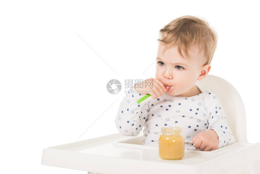 儿童从罐子中纯净地吃东西图片