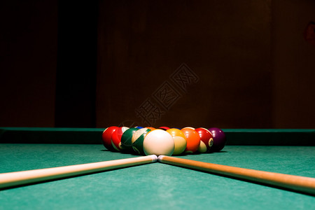 黑色背景中的台球和桌子图片