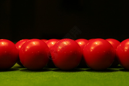 绿色桌上红色斯诺克球的特写背景图片