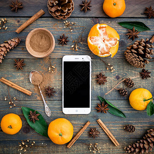 智能手机橘子木的锥体圣诞概念平底顶图片