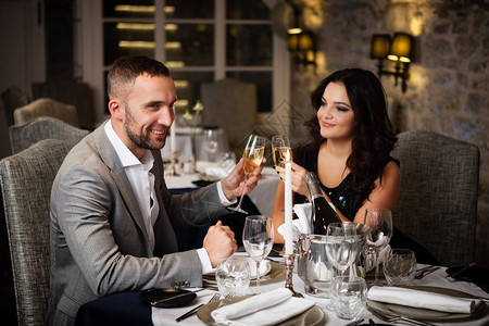 恋爱关系概念夫妇与香槟杯约会和在餐厅图片