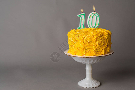 黄霜蛋糕上面和灰色背景图片