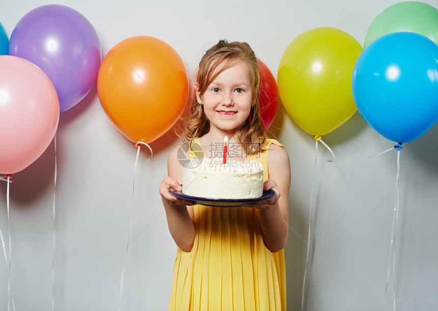 有生日蛋糕和气球的图片