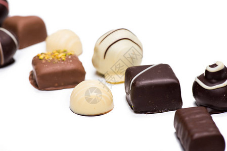 近距离观看各种美味的巧克力糖盒将白色背景图片