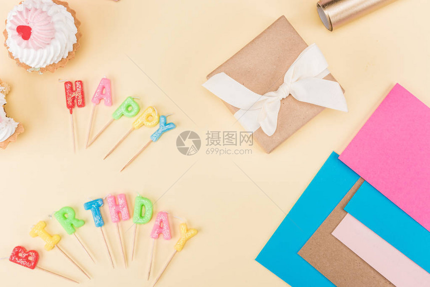 生日快乐字母带丝的信封蛋糕和粉色彩卡的顶部视图图片