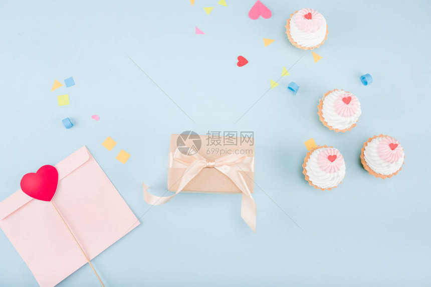 蛋糕和礼品盒的顶部视图带有彩带模图片