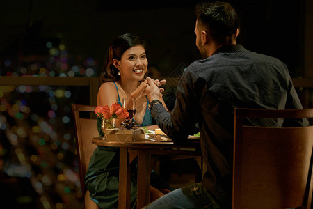 幸福的情侣晚上在餐厅约会图片