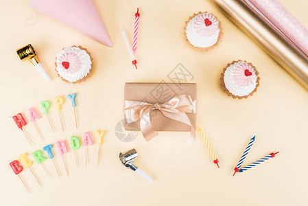 生日快乐字母带丝的信封蛋糕和粉色彩卡的顶部视图图片