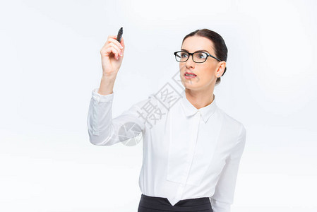 戴眼镜写字的年轻商业女青年在白色上与图片