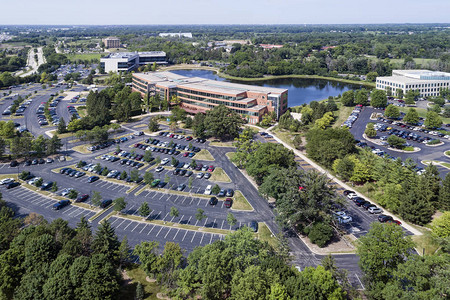 市郊一个有停车场和池塘的办公图片