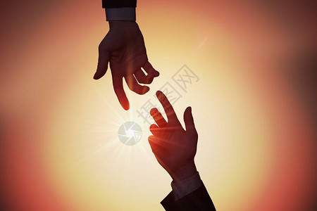 帮助和援助的概念两只手在日背景图片