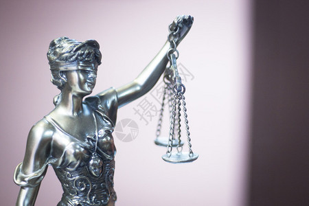 法律盲目的司法金属雕像图片