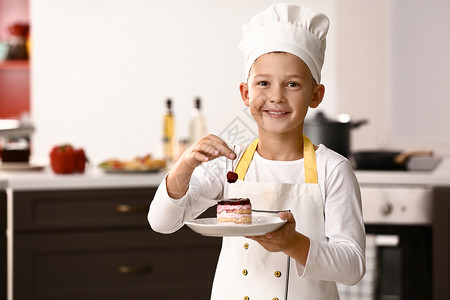 可爱的小厨师厨房里有美味的甜点图片