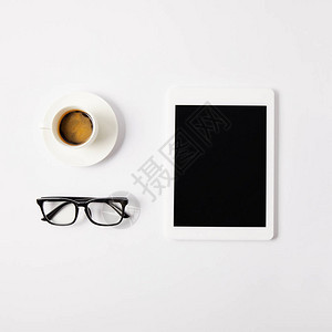 平板有咖啡眼镜和数字平板电脑空图片