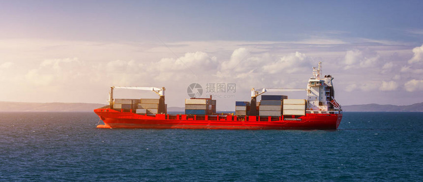 国际集装箱货船在海上的物流和运输国际集装箱货船在海洋货运航图片