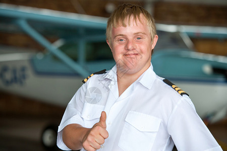 年轻残疾飞行员的肖像在背景图片