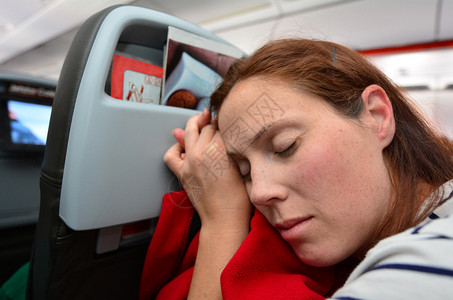 女人在喷气式飞机上睡觉时睡觉图片