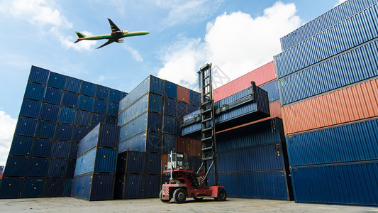 集装箱卡车港口船舶和货运飞机运输和进出口商业图片